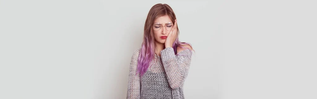 lady experiencing extreemly teeth pain
